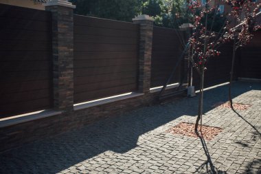 Yeni bir metal çitin parçası