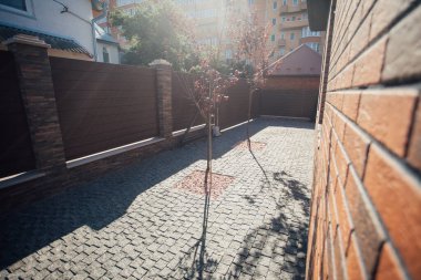 Kırsal kesimdeki modern evin dışında.