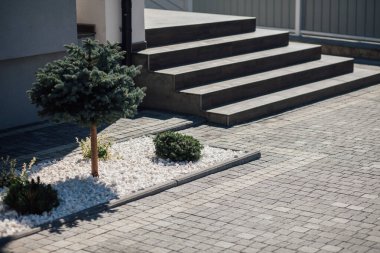 Kırsal kesimdeki modern evin dışında.