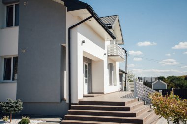 Kırsal kesimdeki modern evin dışında.