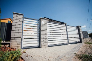 Yeni bir metal çitin parçası