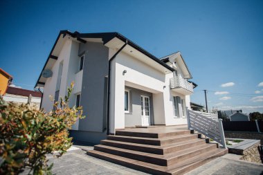 Kırsal kesimdeki modern evin dışında.