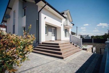 Kırsal kesimdeki modern evin dışında.