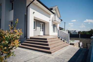 Kırsal kesimdeki modern evin dışında.