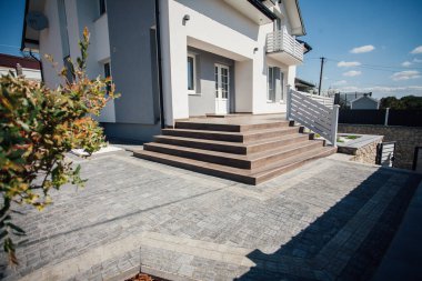 Kırsal kesimdeki modern evin dışında.