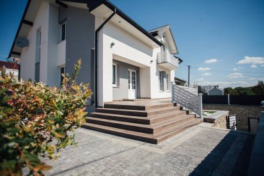 Kırsal kesimdeki modern evin dışında.