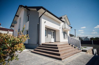 Kırsal kesimdeki modern evin dışında.