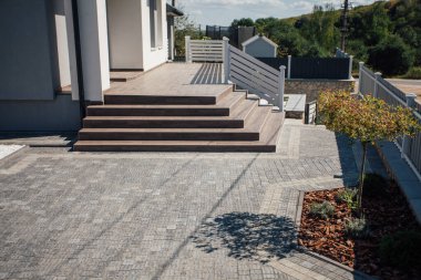 Kırsal kesimdeki modern evin dışında.