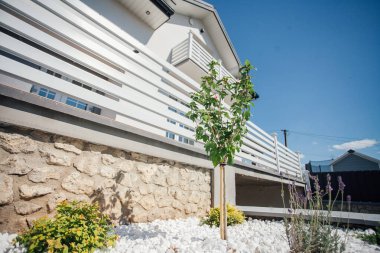 Kırsal kesimdeki modern evin dışında.