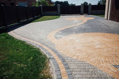 Kırsal kesimdeki modern evin dışında.