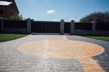 Yeni bir metal çitin parçası