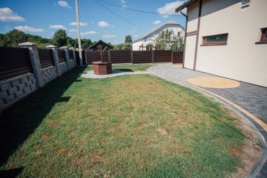 Kırsal kesimdeki modern evin dışında.