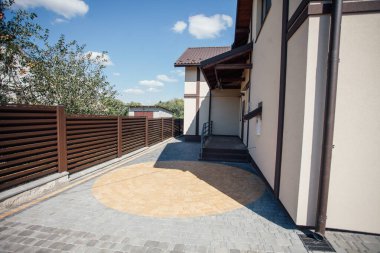 Kırsal kesimdeki modern evin dışında.