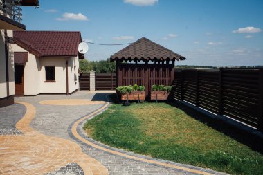 Kırsal kesimdeki modern evin dışında.