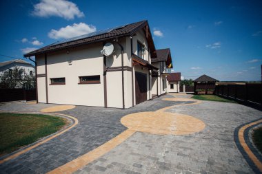 Kırsal kesimdeki modern evin dışında.