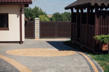 Kırsal kesimdeki modern evin dışında.