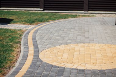 Kırsal kesimdeki modern evin dışında.