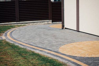 Kırsal kesimdeki modern evin dışında.