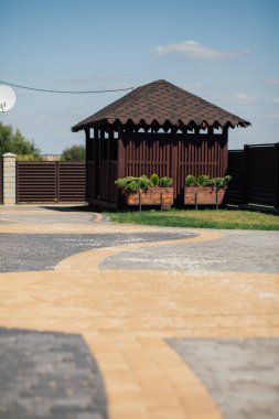 Kırsal kesimdeki modern evin dışında.