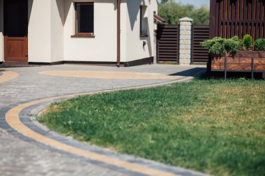 Kırsal kesimdeki modern evin dışında.