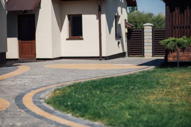 Kırsal kesimdeki modern evin dışında.