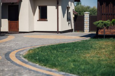 Kırsal kesimdeki modern evin dışında.