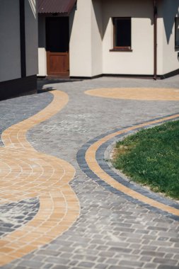 Kırsal kesimdeki modern evin dışında.