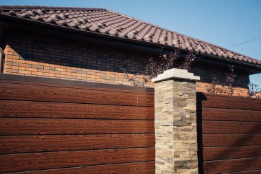 Yeni bir metal çitin parçası