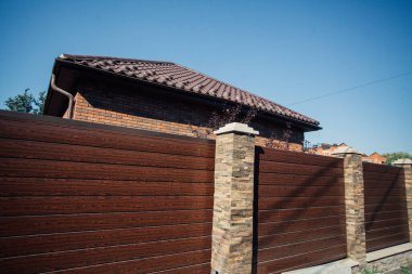 Yeni bir metal çitin parçası