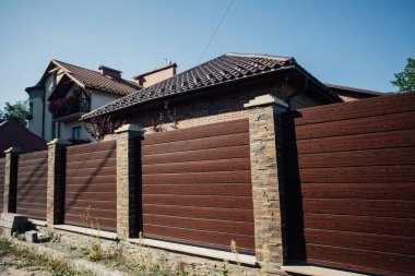 Yeni bir metal çitin parçası