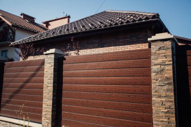 Yeni bir metal çitin parçası