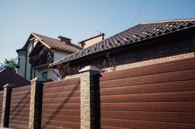 Yeni bir metal çitin parçası