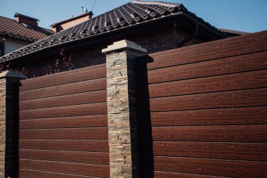 Yeni bir metal çitin parçası