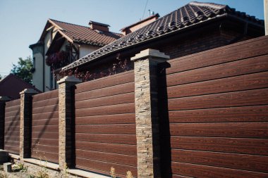 Yeni bir metal çitin parçası