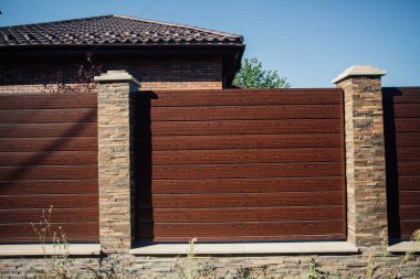 Yeni bir metal çitin parçası