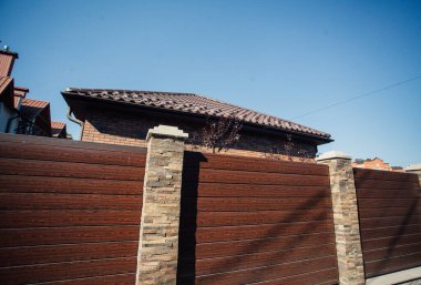 Yeni bir metal çitin parçası