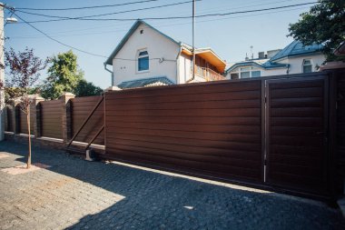 Yeni bir metal çitin parçası