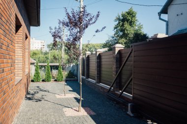 Yeni bir metal çitin parçası