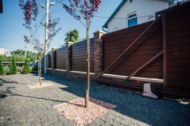 Yeni bir metal çitin parçası