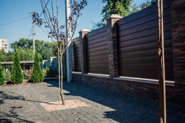 Yeni bir metal çitin parçası