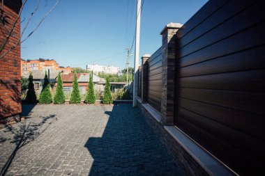 Yeni bir metal çitin parçası