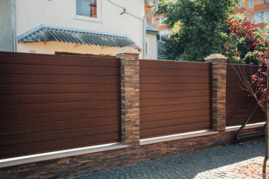 Yeni bir metal çitin parçası