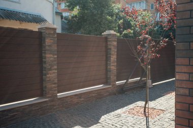 Yeni bir metal çitin parçası