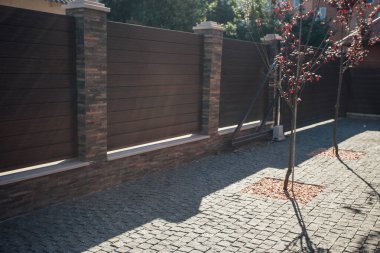 Yeni bir metal çitin parçası