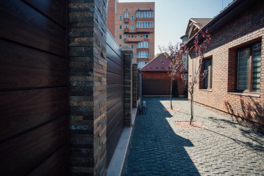 Yeni bir metal çitin parçası