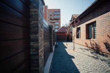 Yeni bir metal çitin parçası