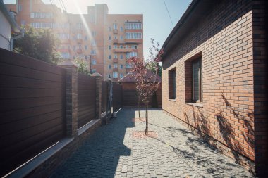 Yeni bir metal çitin parçası