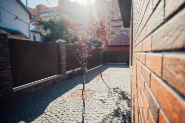 Yeni bir metal çitin parçası