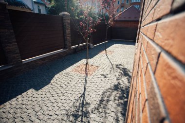 Yeni bir metal çitin parçası