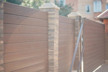 Yeni bir metal çitin parçası